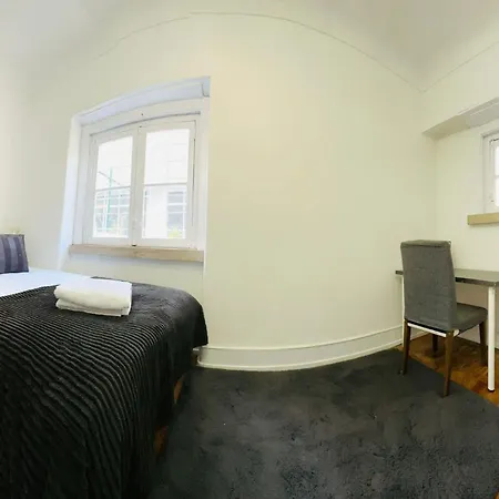 Rooms, Location For Tourists Хостел Лісабон
